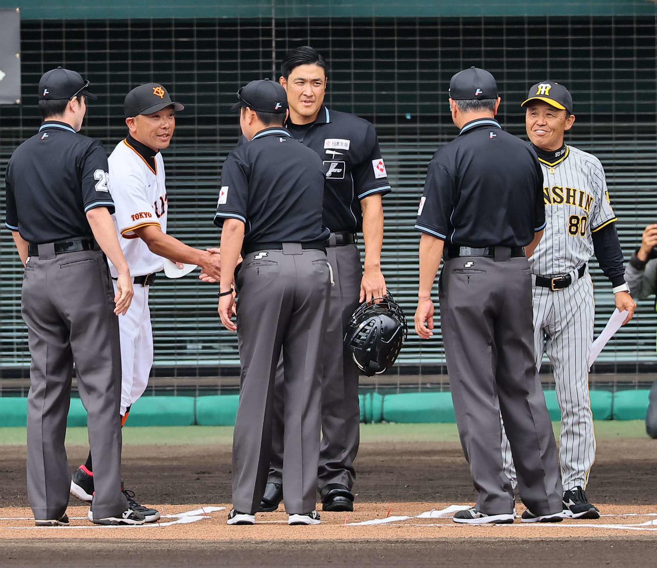 巨人対阪神　メンバー交換する岡田監督（右）と阿部監督（撮影・上田博志）