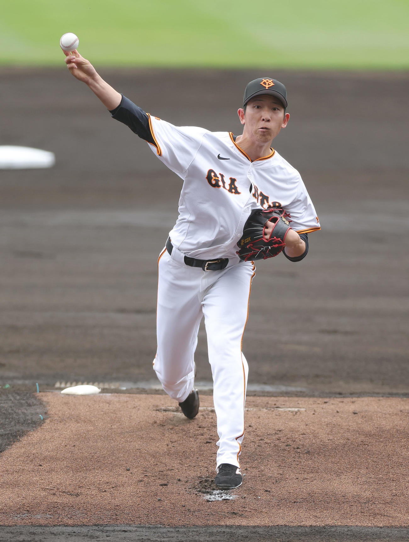 巨人対阪神　力投する巨人先発の戸郷（撮影・前田充）