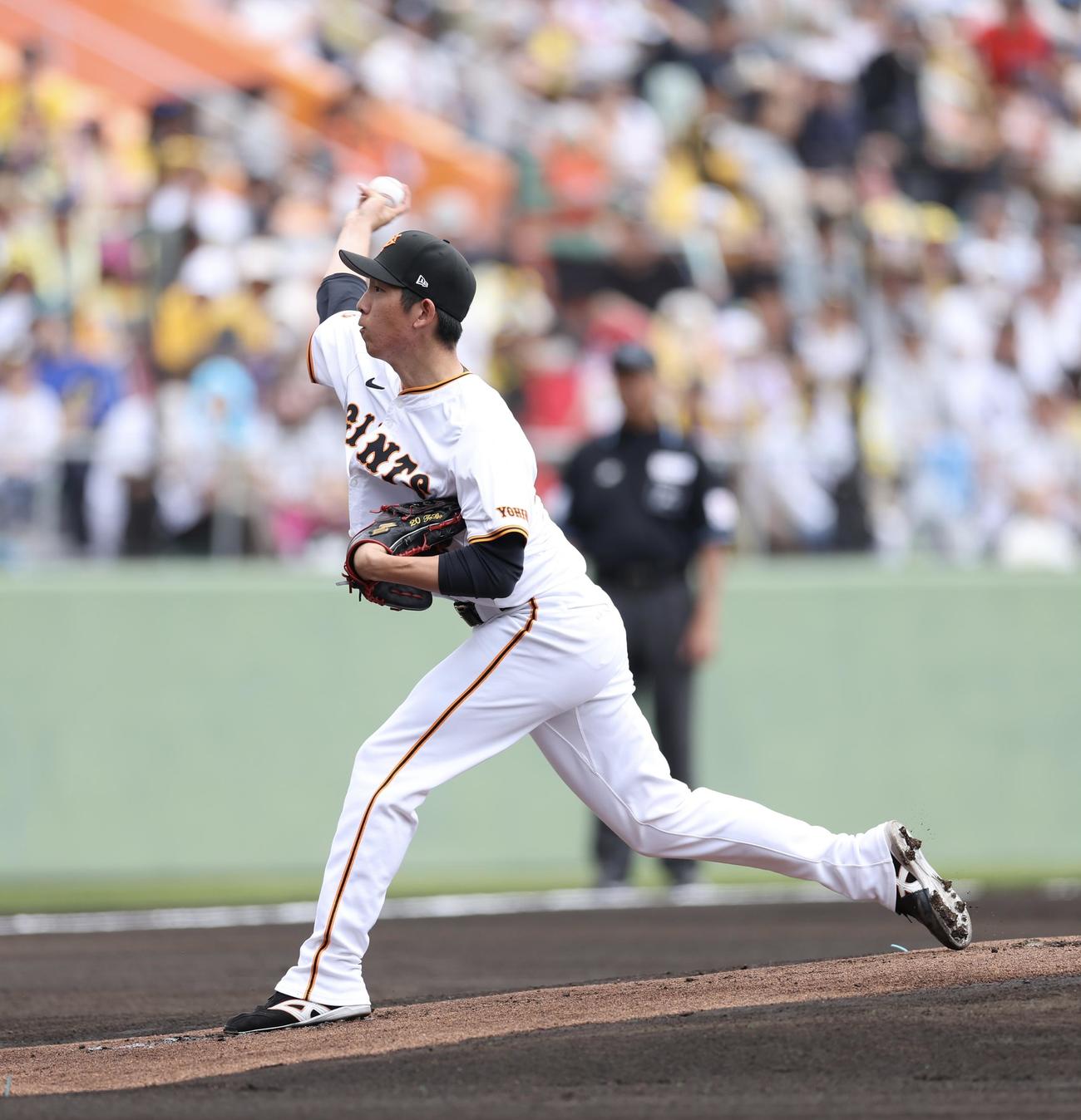 巨人対阪神　先発登板する巨人戸郷（撮影・河田真司）
