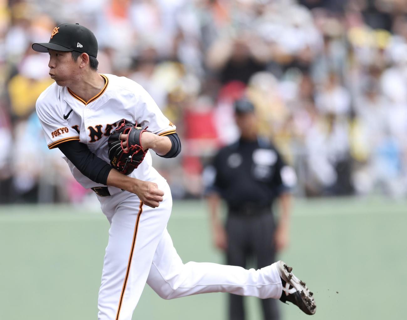 巨人対阪神　先発登板する巨人戸郷（撮影・河田真司）