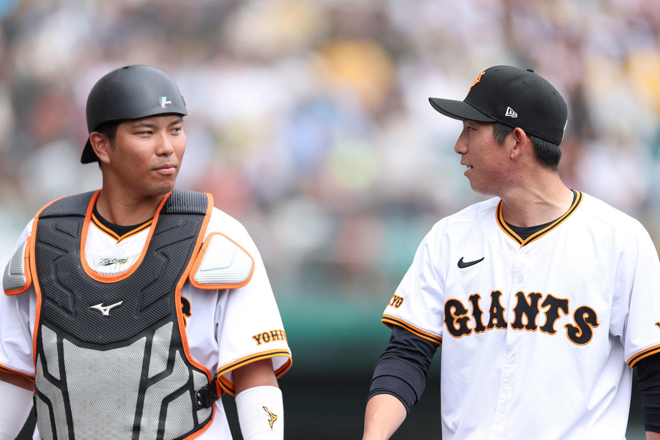 巨人対阪神　1回表を抑え、言葉を交わしながらベンチに戻る大城卓（左）と戸郷（撮影・河田真司）