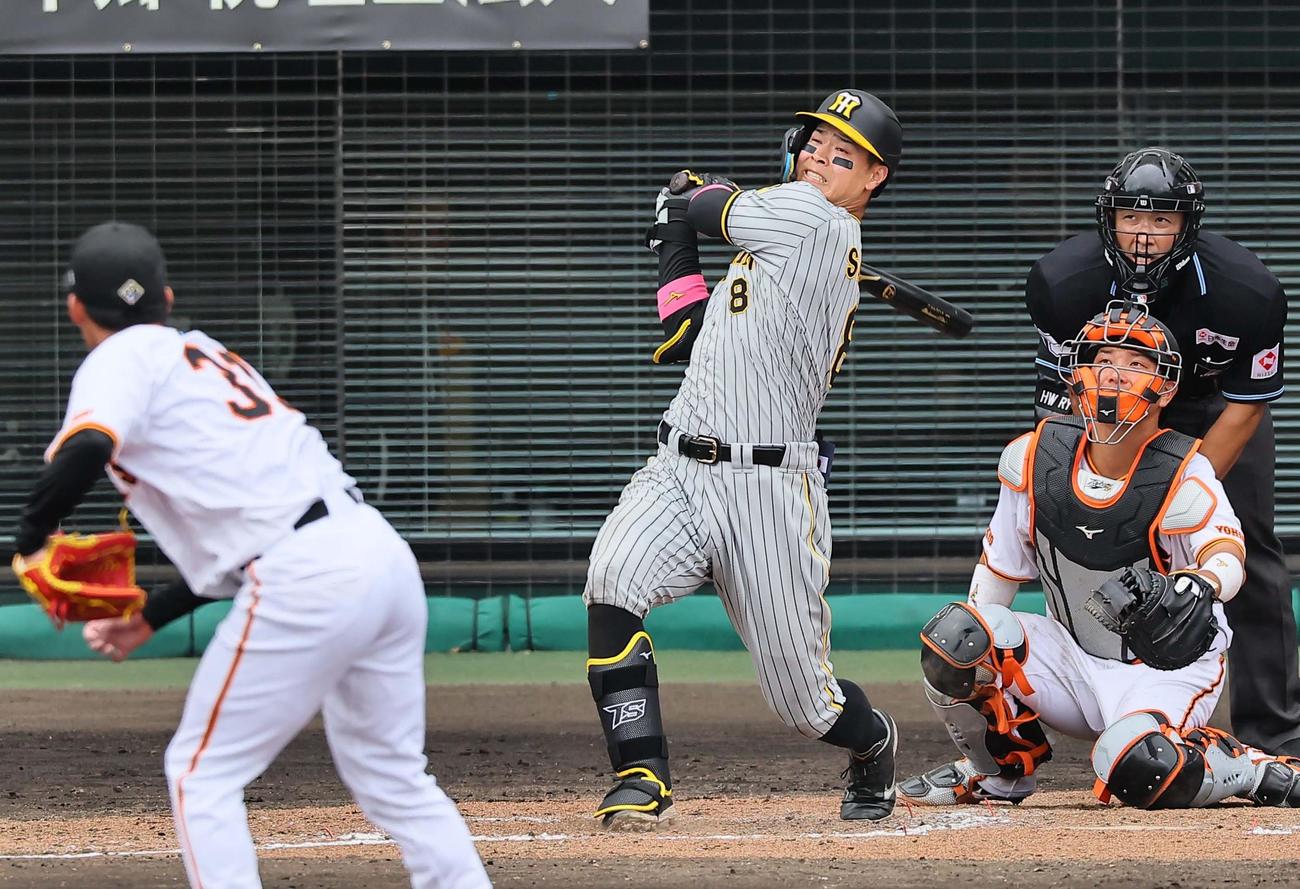 巨人対阪神　3回表阪神2死二塁、右越え2点本塁打を放つ佐藤輝（撮影・上田博志）