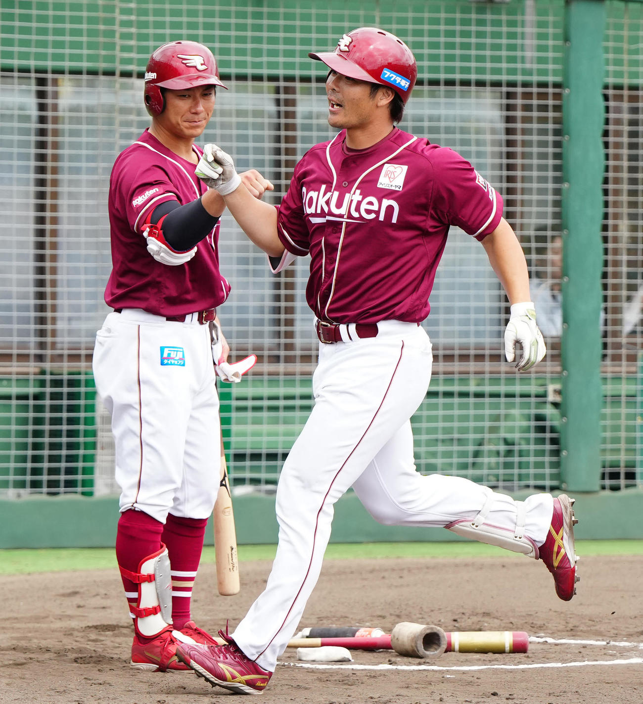 ロッテ対楽天　3回表楽天2死二塁、先制2点本塁打を放ち、岡島（左）とタッチを交わす島内（撮影・江口和貴）