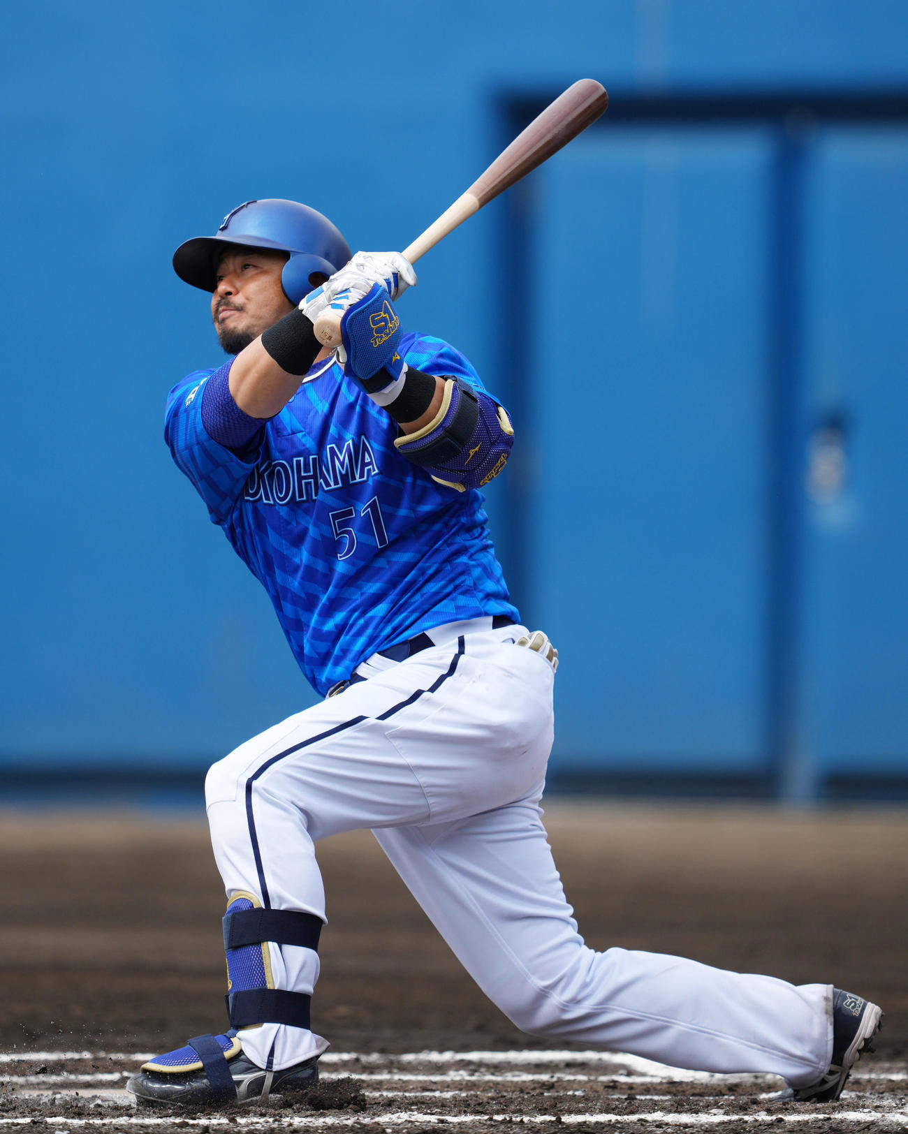 ヤクルト対DeNA 1回表DeNA2死一塁、左越え2点本塁打を放つ宮崎（撮影・横山健太）