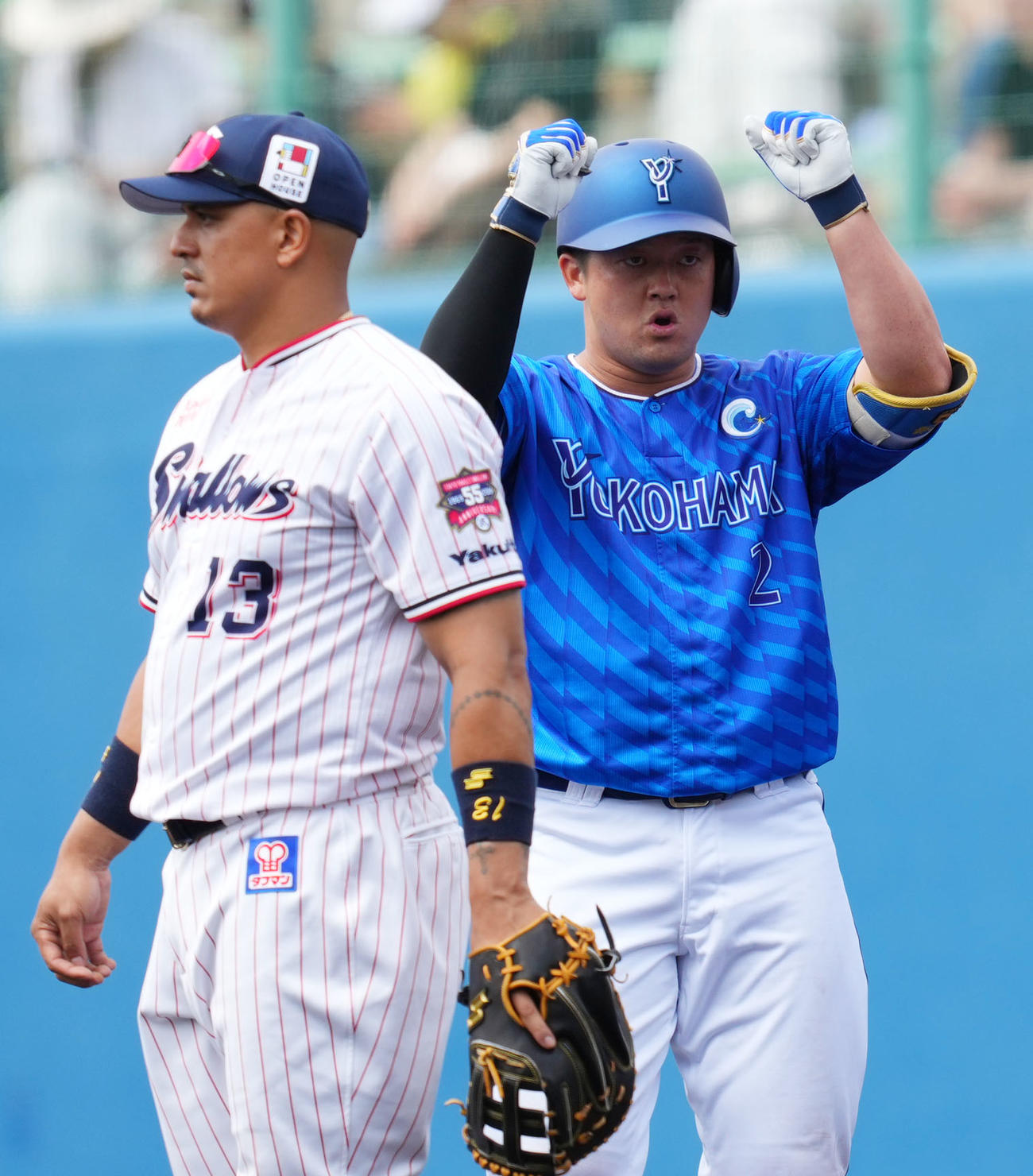 ヤクルト対DeNA 1回表DeNA2死二塁、左前適時打を放ちガッツポーズする牧（右）（撮影・横山健太）