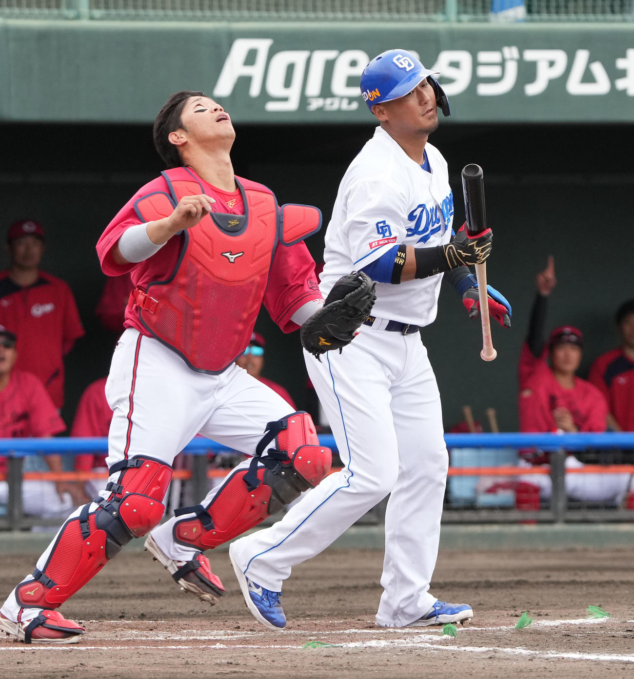 中日対広島　1回裏中日2死一塁、捕飛に倒れる中田（右）（撮影・森本幸一）