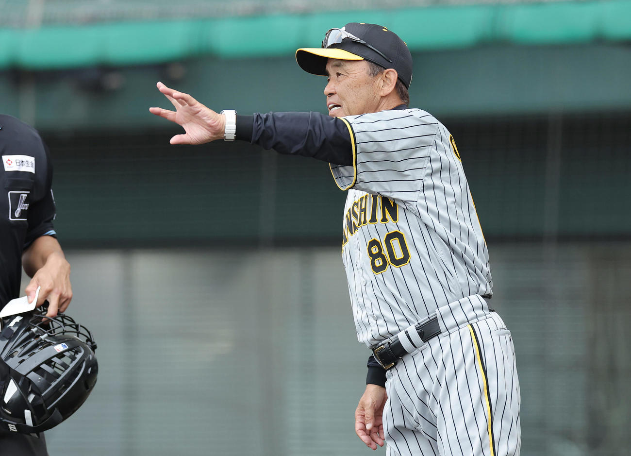 巨人対阪神　4回表を終え、選手交代を告げる阪神岡田監督（撮影・前田充）