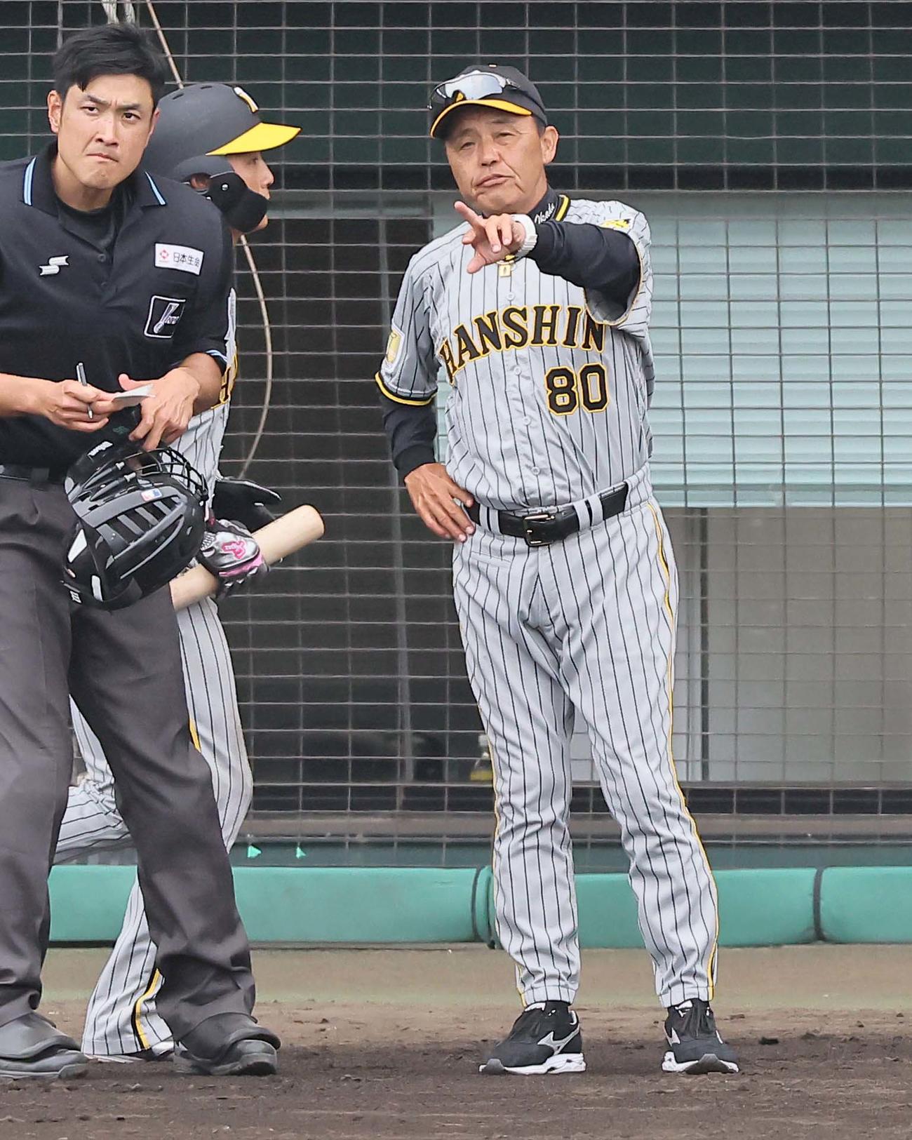 巨人対阪神　選手交代を告げる岡田監督（撮影・上田博志）