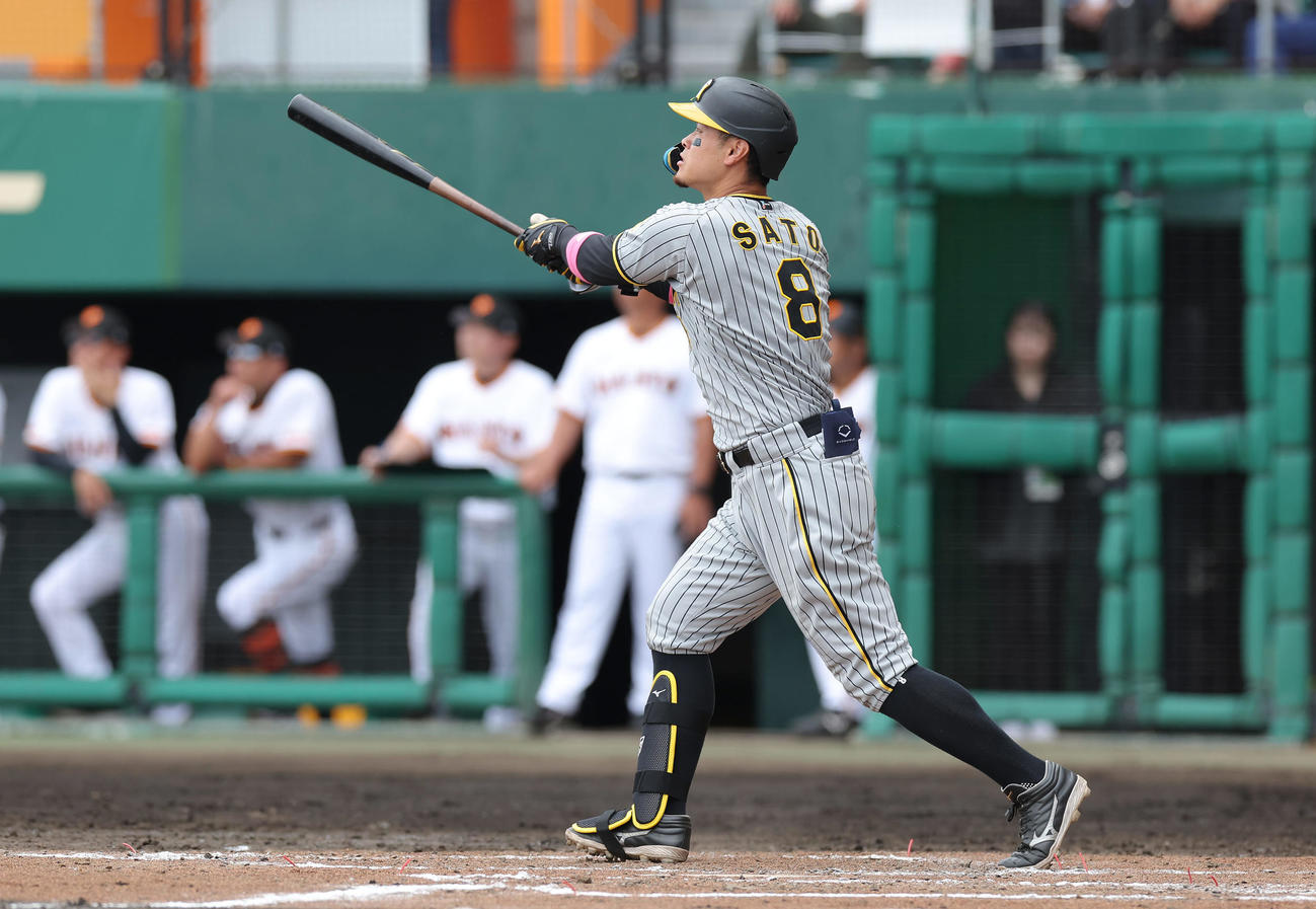 巨人対阪神　3回表阪神2死二塁、右越え2点本塁打を放つ佐藤輝（撮影・前田充）
