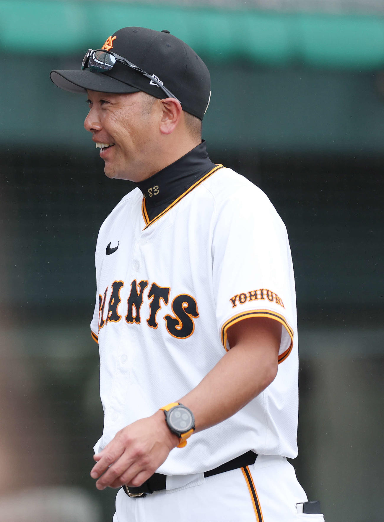 巨人対阪神　6回裏巨人無死、審判と話した後、笑顔でベンチに戻る阿部監督（撮影・河田真司）
