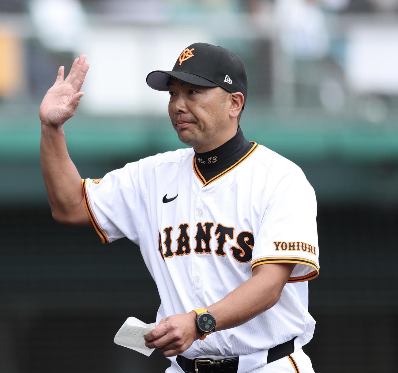 巨人対阪神　開始前、メンバー表を交換し、観客席に手を振る巨人阿部助監督（撮影・河田真司）