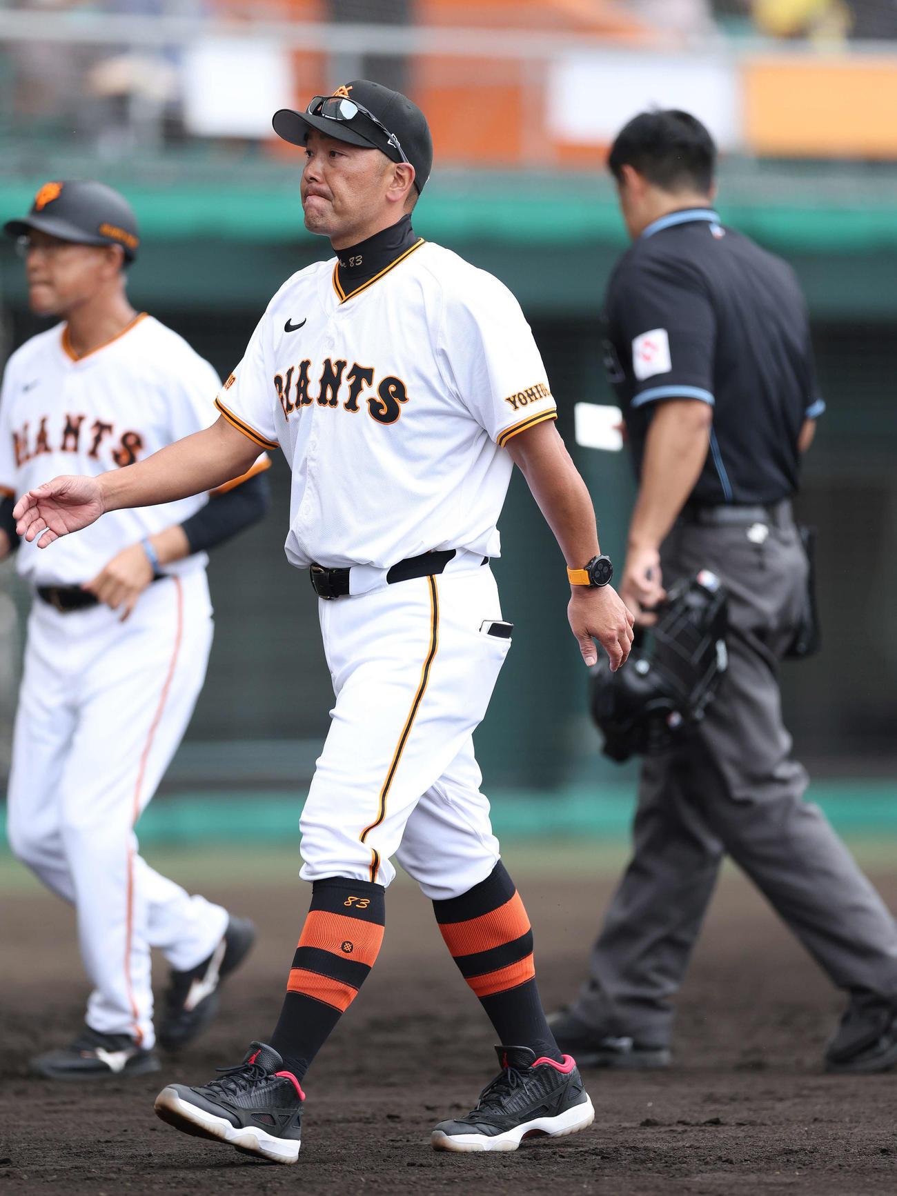 巨人対阪神　6回裏を終え、選手交代を告げる阿部監督（撮影・河田真司）