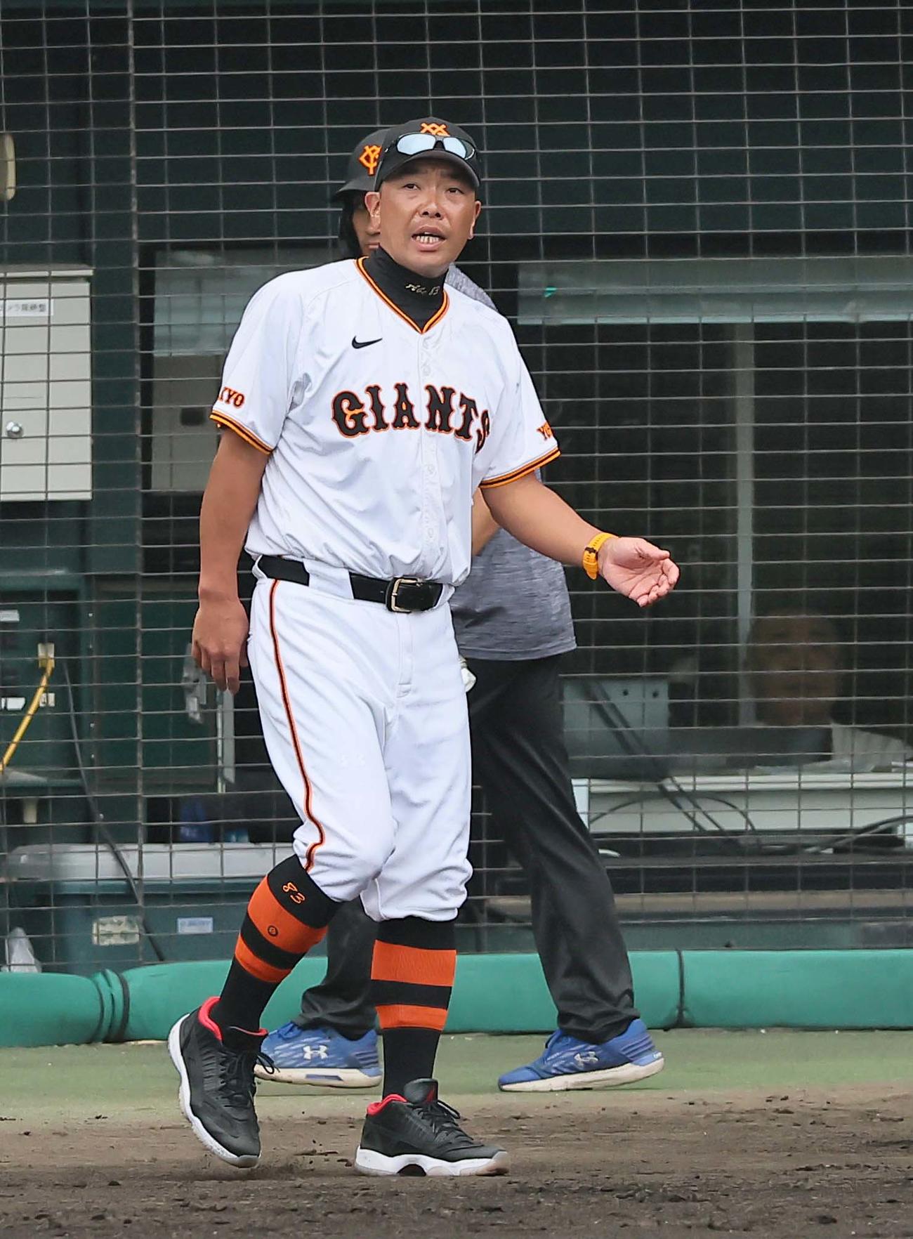 巨人対阪神　選手交代を告げる阿部監督（撮影・上田博志）