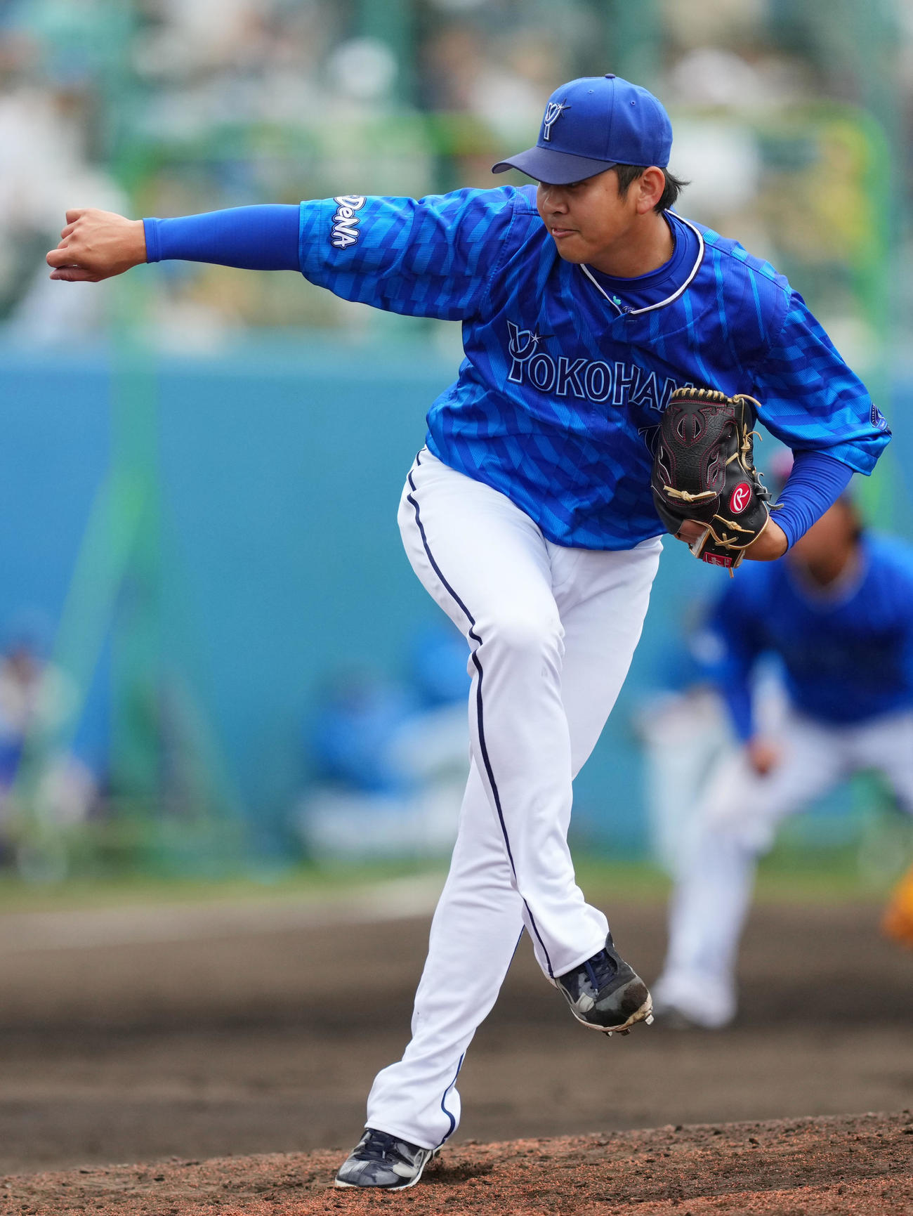 ヤクルト対DeNA 5回裏から登板したDeNA山崎（撮影・横山健太）