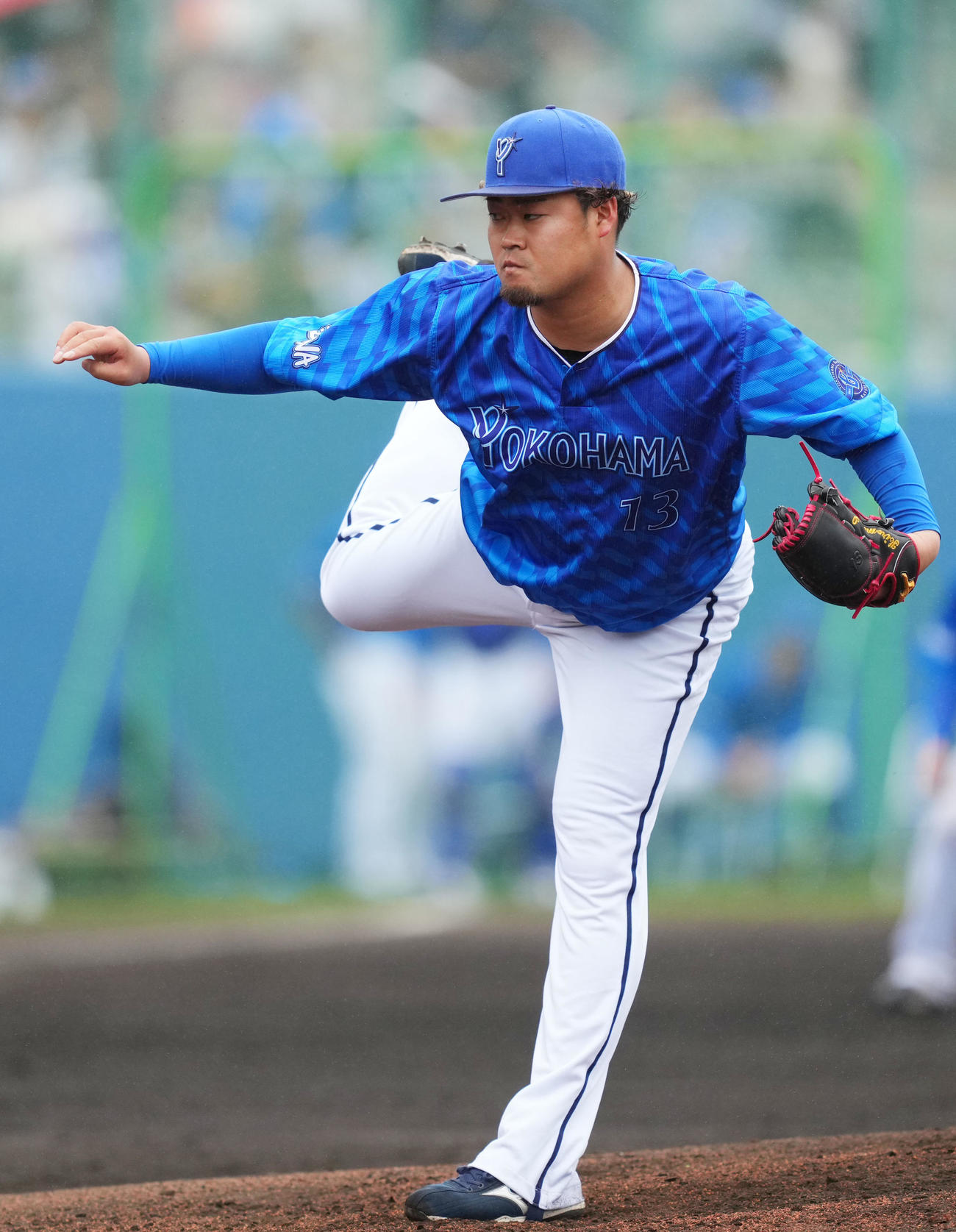 ヤクルト対DeNA 6回裏から登板したDeNA伊勢（撮影・横山健太）