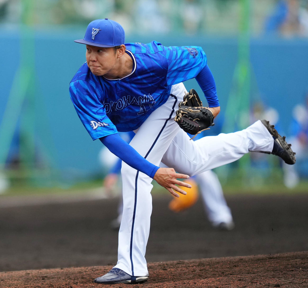 ヤクルト対DeNA 7回裏から登板したDeNA森原（撮影・横山健太）