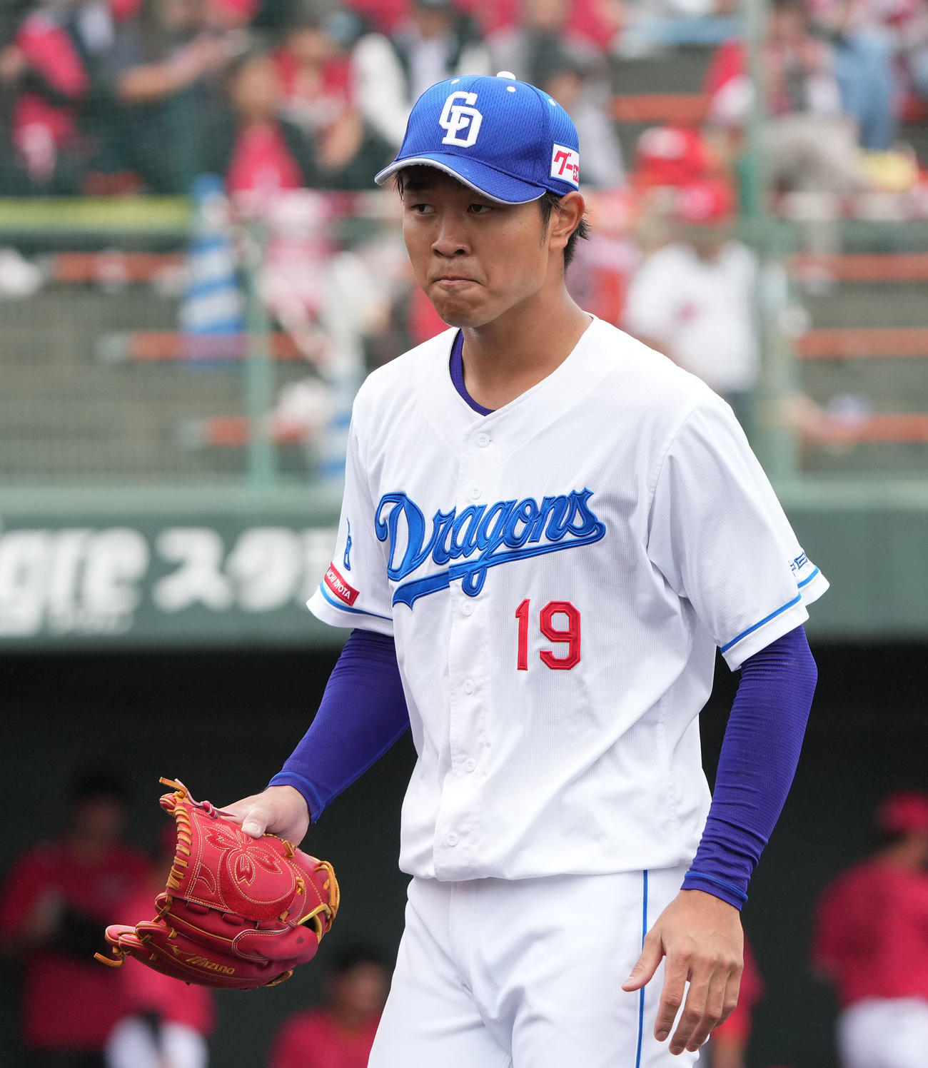 中日対広島　2回表終了、ベンチへ戻る中日先発の高橋宏（撮影・森本幸一）