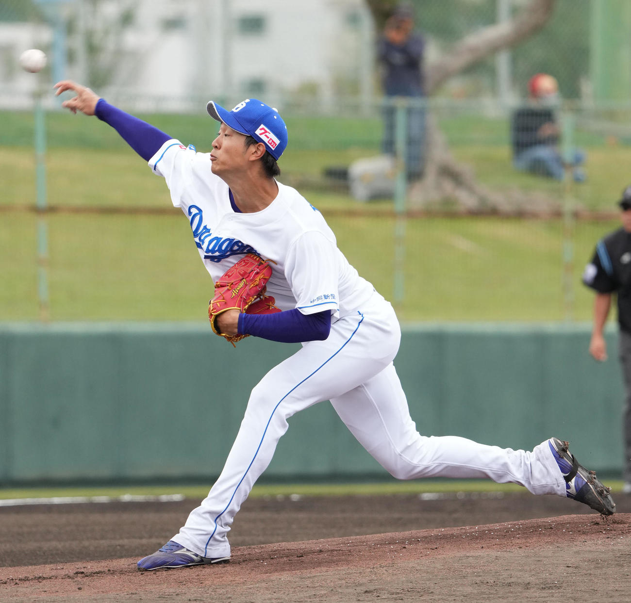 中日対広島　1回表、登板する中日先発の高橋宏（撮影・森本幸一）