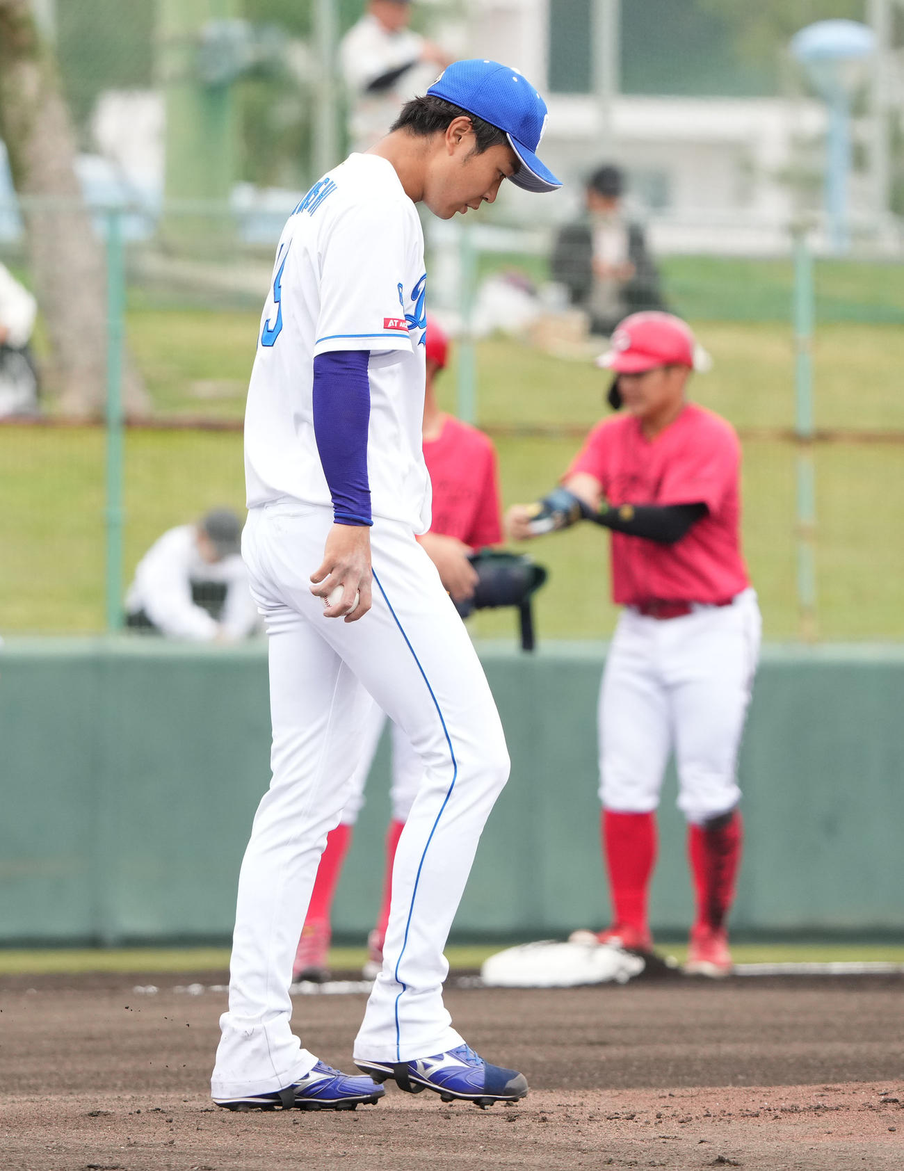 中日対広島　1回表広島無死二塁、田村に右中間へ適時三塁打を打たれた高橋宏（左）（撮影・森本幸一）