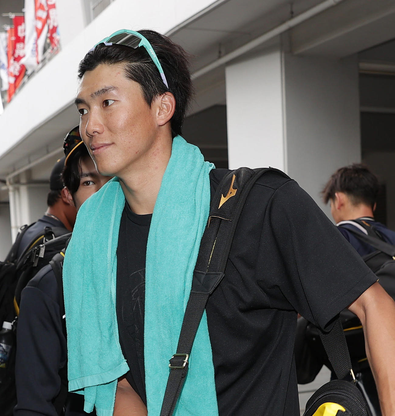 巨人対阪神　試合に敗れ引き揚げる阪神湯浅（撮影・前田充）