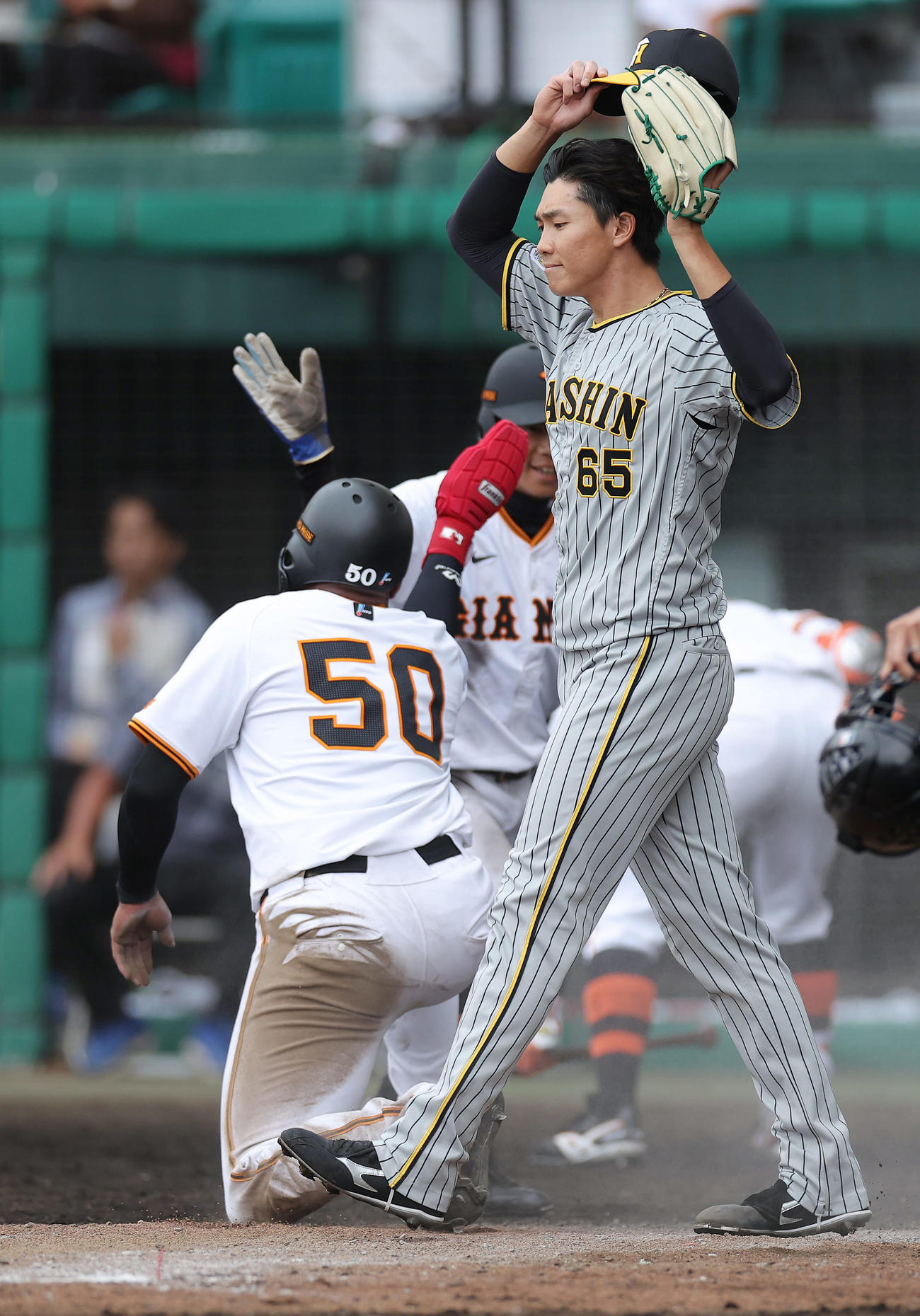 巨人対阪神　7回裏巨人1死満塁、中田に中前2点適時打を浴びた湯浅（手前）（撮影・前田充）