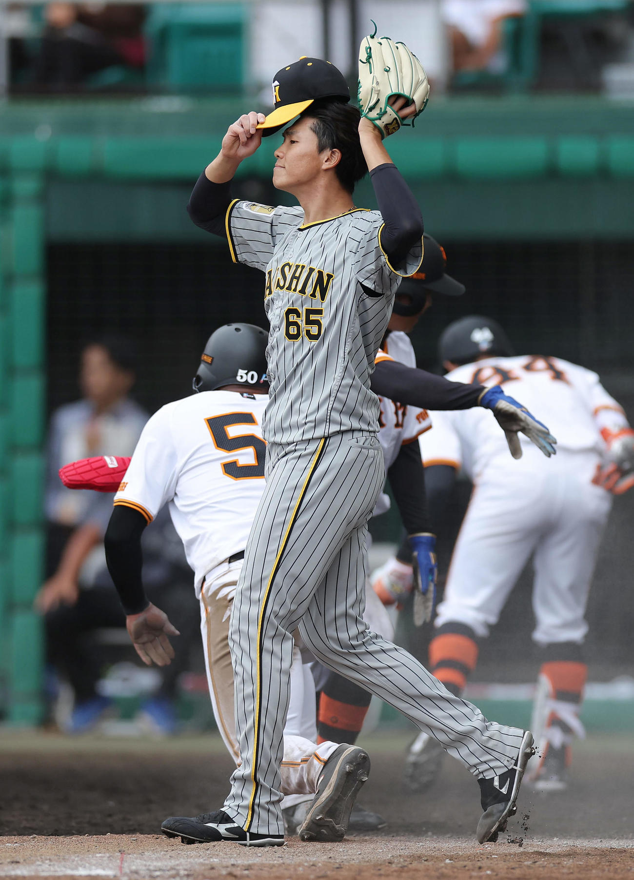 巨人対阪神　7回裏巨人1死満塁、中田に中前2点適時打を浴びた湯浅（手前）（撮影・前田充）