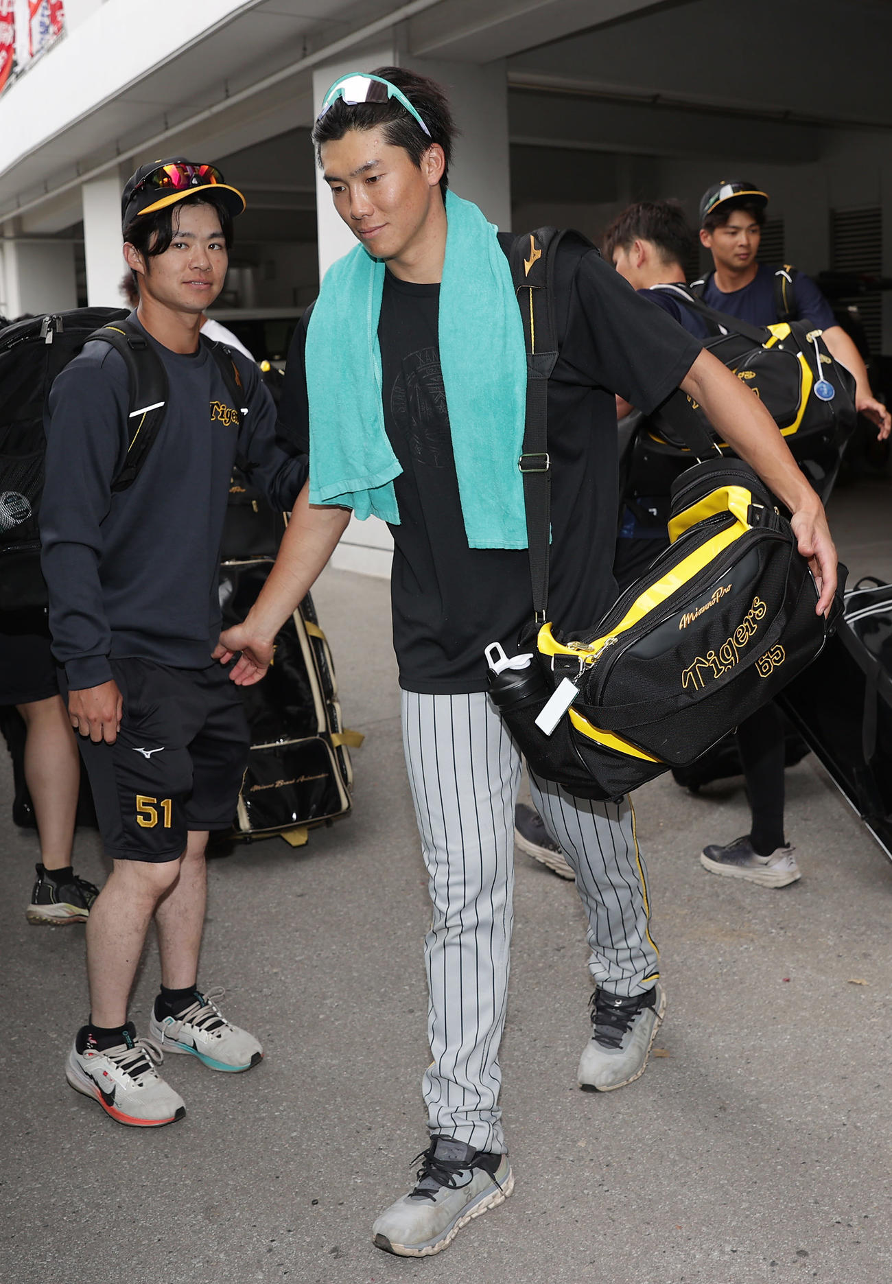 巨人対阪神　試合に敗れ引き揚げる阪神湯浅。左は中野（撮影・前田充）