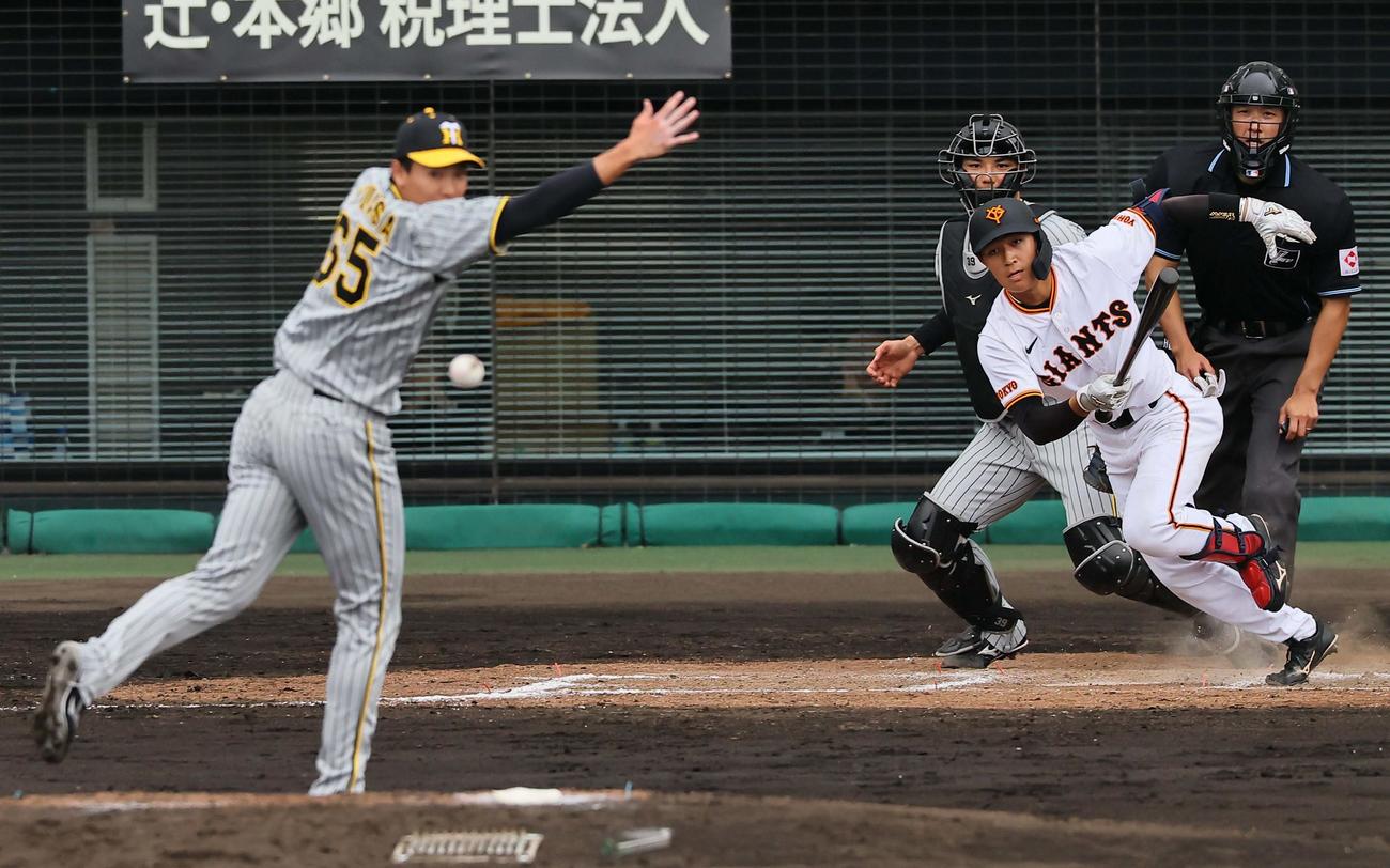 巨人対阪神　7回裏巨人1死満塁、中田は中前に2点適時打を放つ。投手は湯浅（撮影・上田博志）