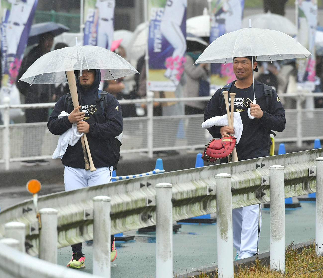 室内練習場へ向かうオリックス森（左）と頓宮（撮影・岩下翔太）