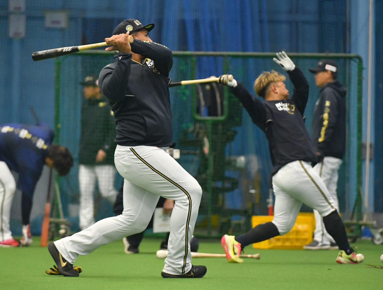 打撃練習中の森（右）のまねをするオリックスのセデーニョ（撮影・岩下翔太）
