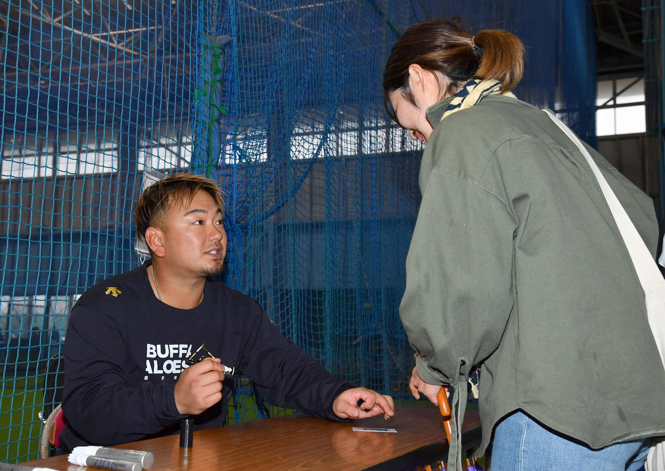 サイン会を行うオリックス森（撮影・岩下翔太）