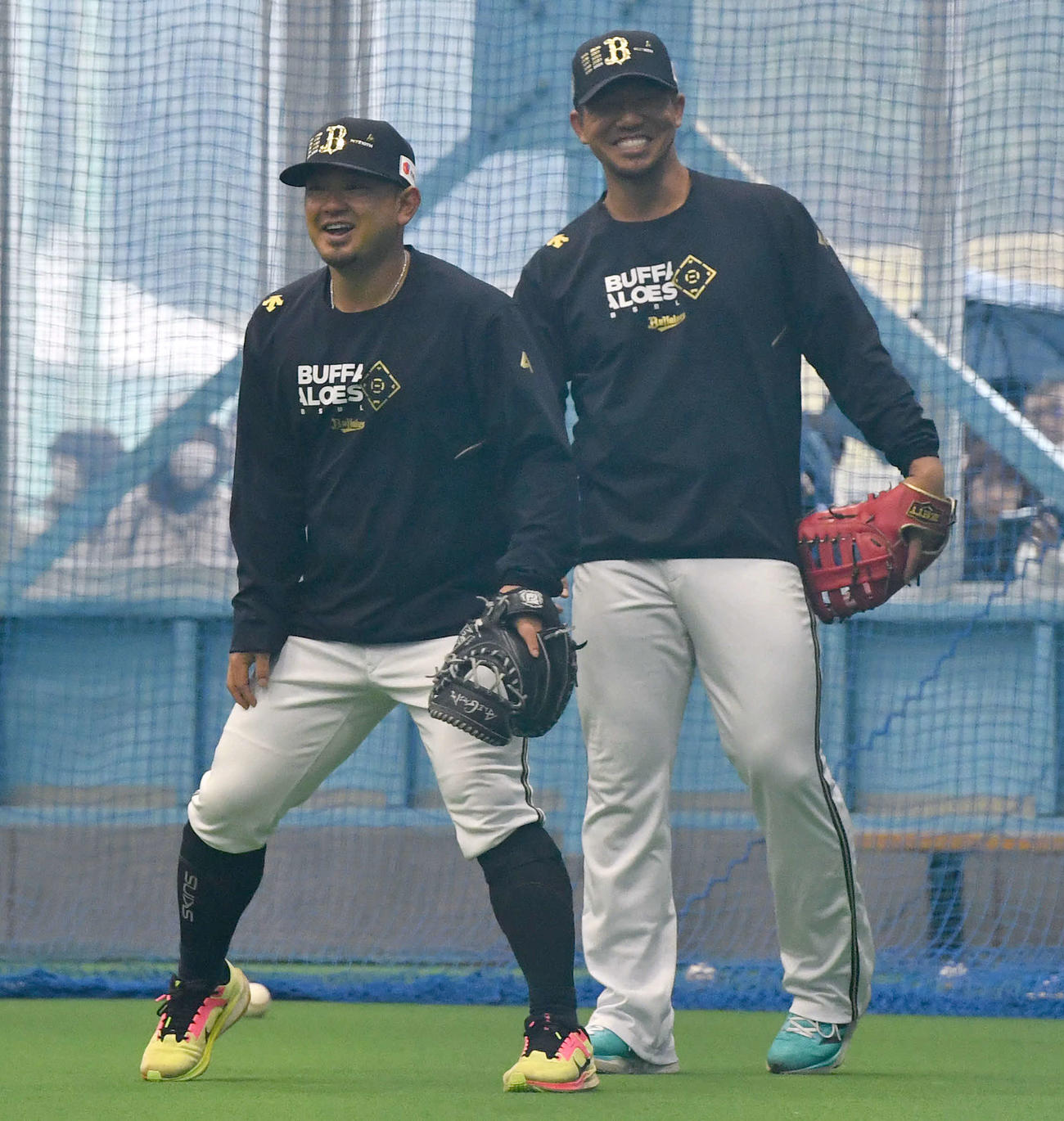 ノック中に笑顔を見せるオリックス森（左）と頓宮（撮影・岩下翔太）