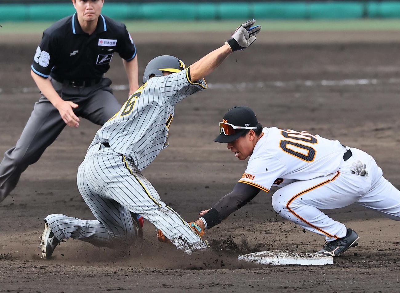 巨人対阪神　9回表阪神2死一塁、福島は二盗に成功する（撮影・上田博志）