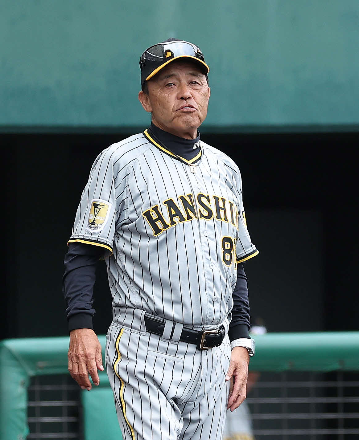 巨人対阪神　8回表を終え、選手交代を告げる阪神岡田監督（撮影・河田真司）