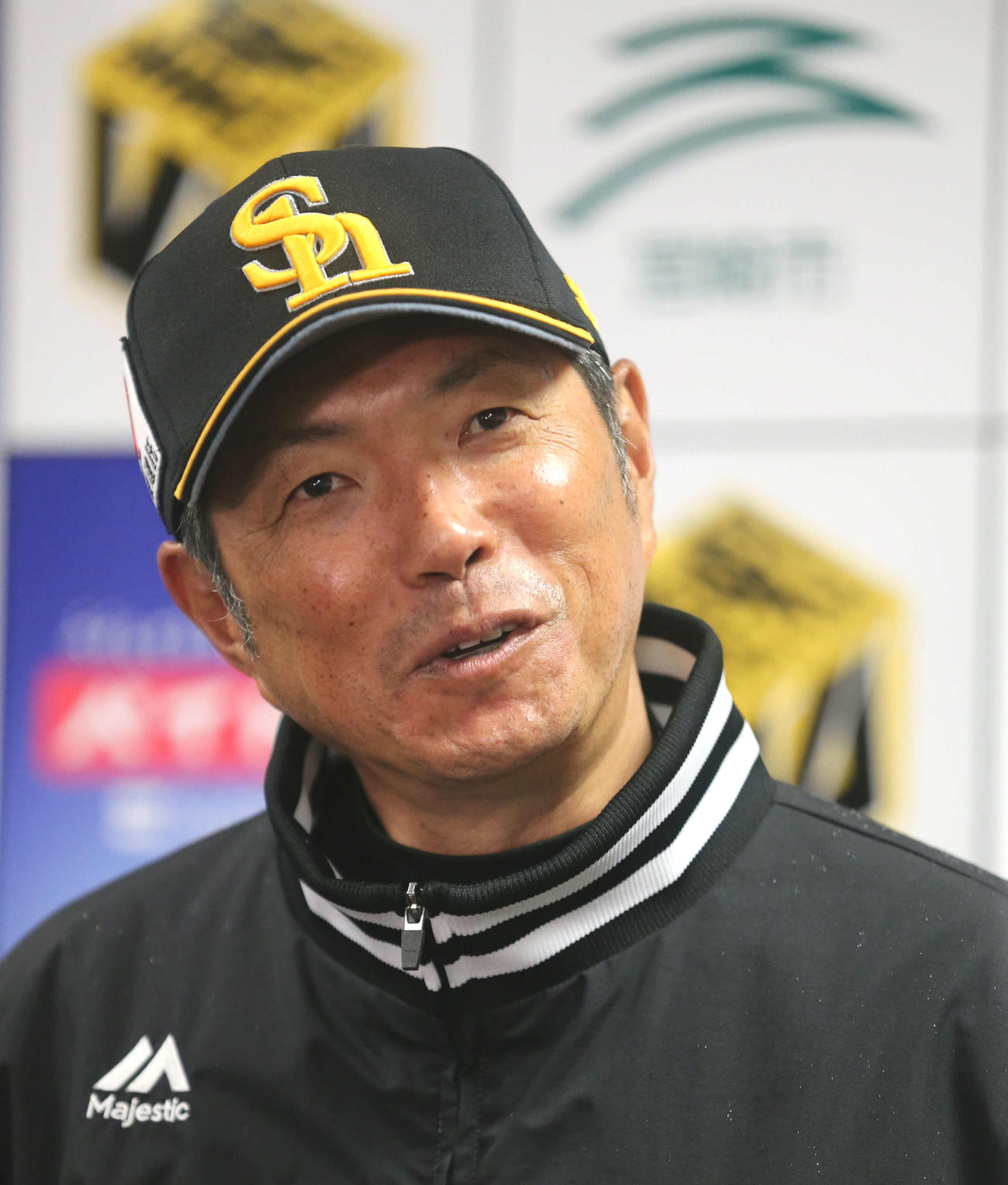 キャンプを打ち上げ報道陣の質問に答える小久保監督（撮影・梅根麻紀）