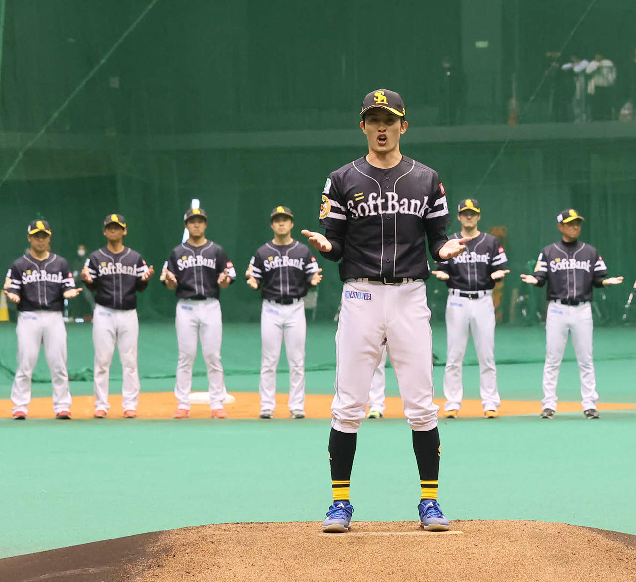 ソフトバンク春季キャンプを打ち上げあいさつする周東（撮影・冨田成美）