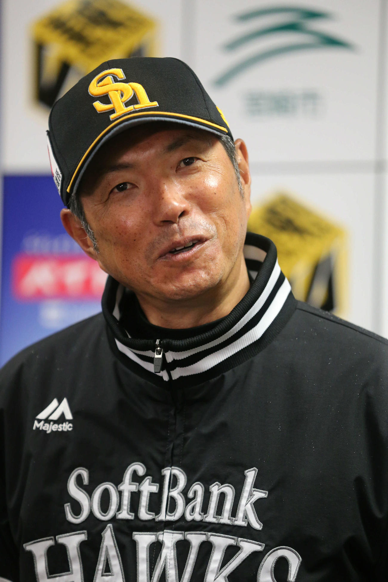 キャンプを打ち上げえ報道陣の質問に応える小久保監督（撮影・梅根麻紀）