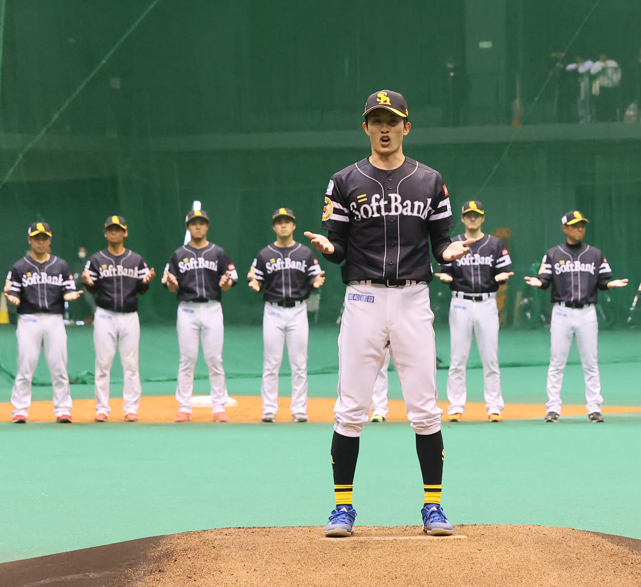 ソフトバンク春季キャンプを打ち上げあいさつする周東（撮影・冨田成美）