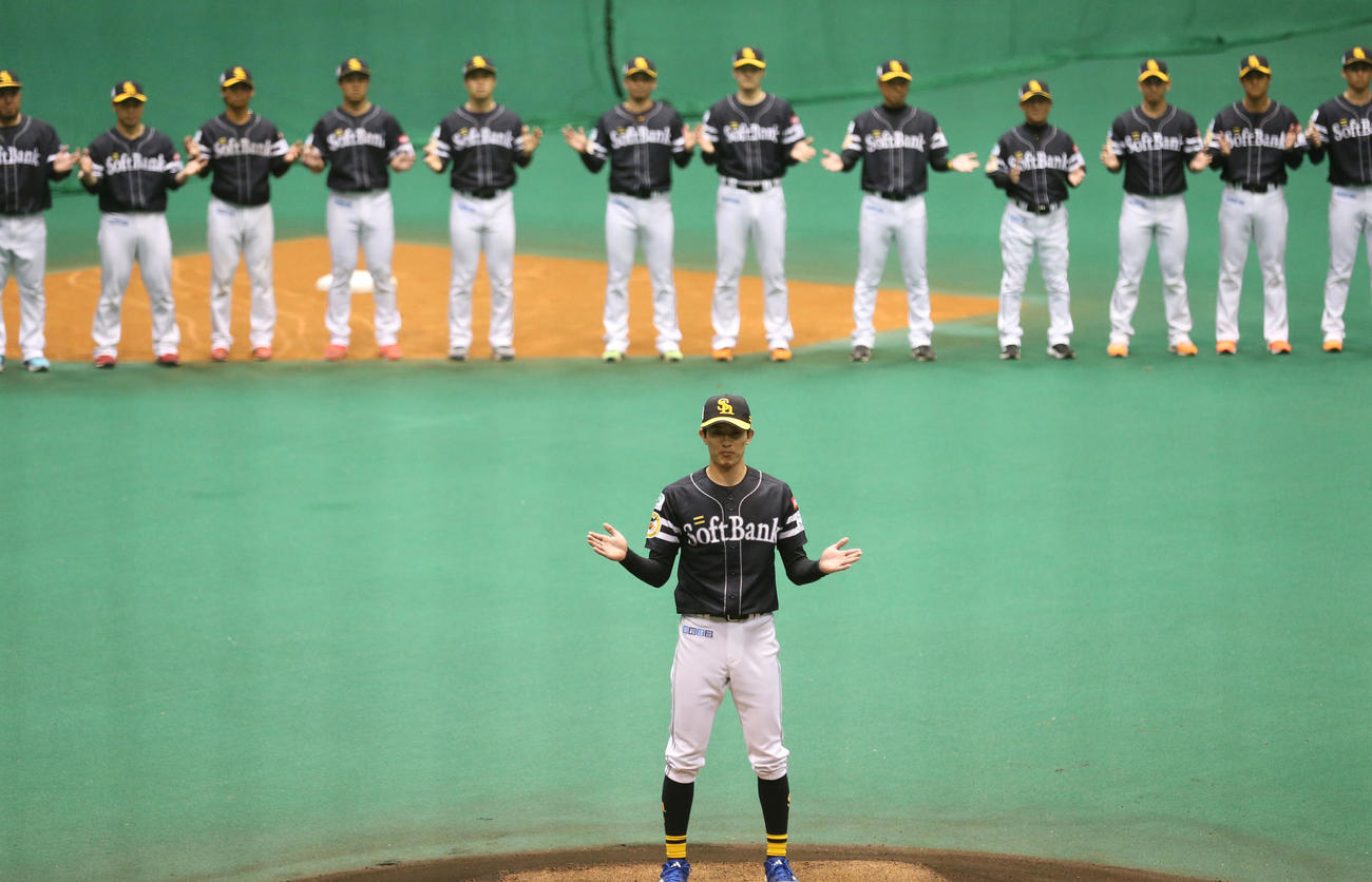 キャンプを終え手締めをする選手会長の周東とソフトバンクナイン（撮影・梅根麻紀）
