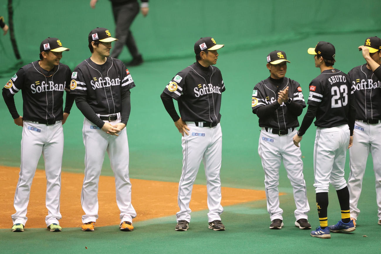 手締めを終え、奈良原コーチに拍手される周東、左から東浜、有原、小久保監督（撮影・梅根麻紀）