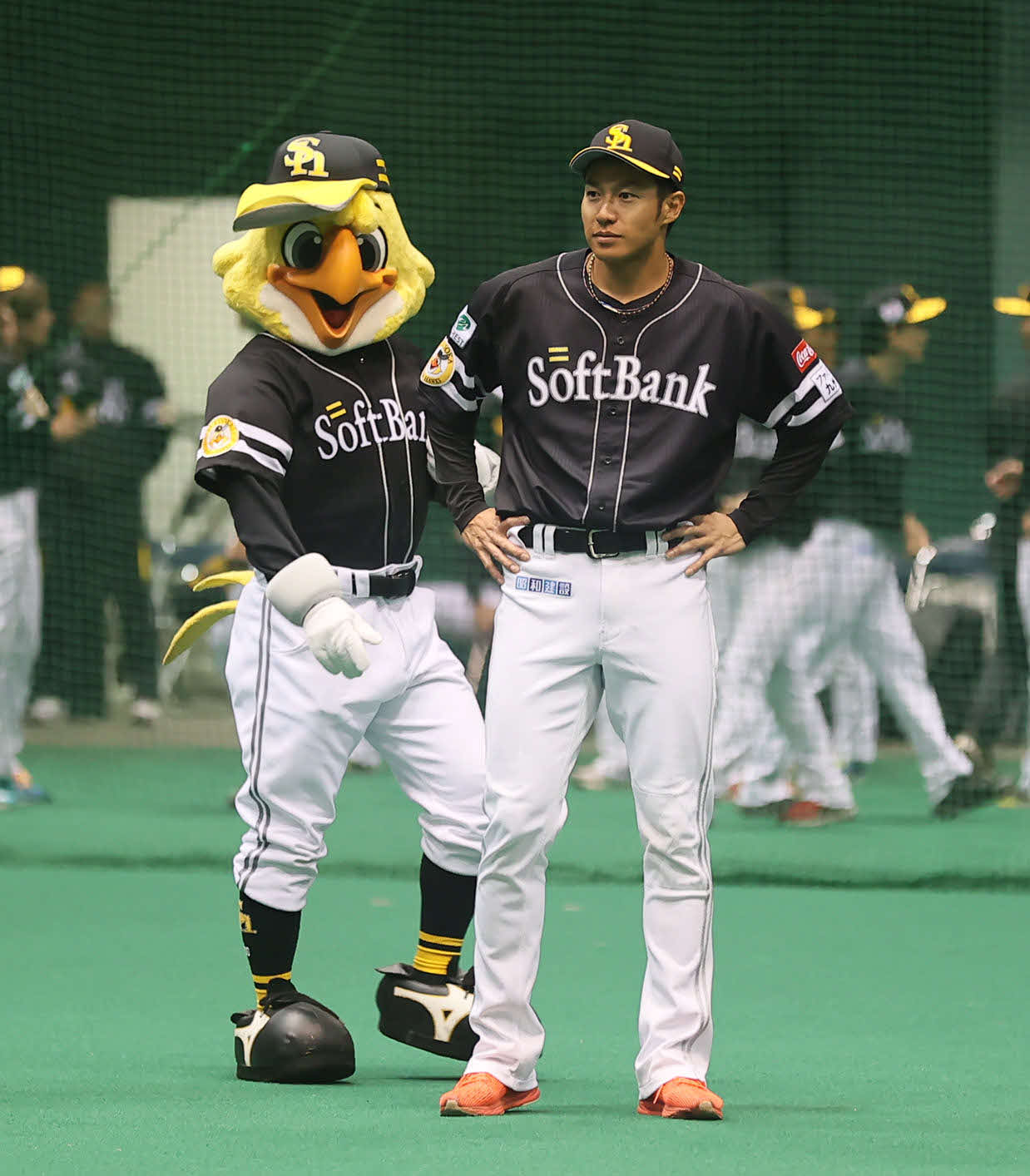 春季キャンプを打ち上げ手締めに向かうソフトバンク柳田（撮影・冨田成美）