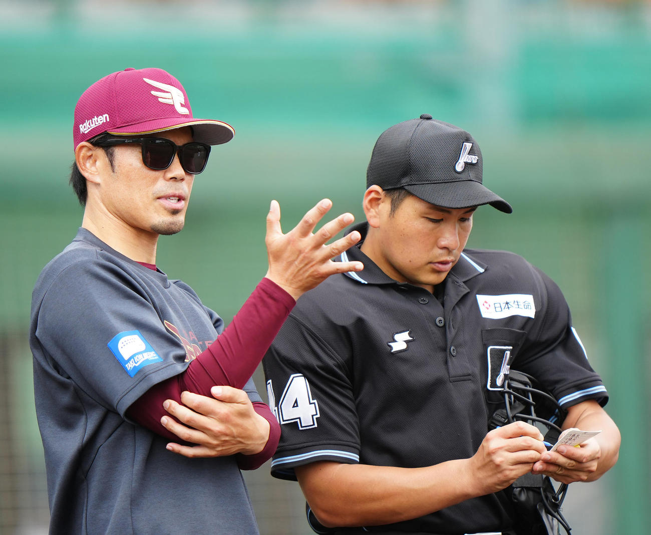 ロッテ対楽天　4回裏開始前、選手交代を告げる楽天今江監督（左）（撮影・江口和貴）