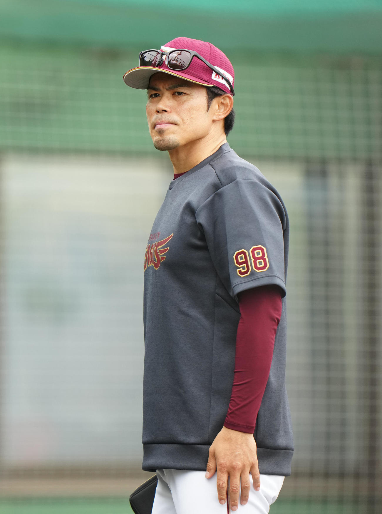 ロッテ対楽天　6回裏開始前、選手交代を告げベンチに引き揚げる楽天今江監督（撮影・江口和貴）
