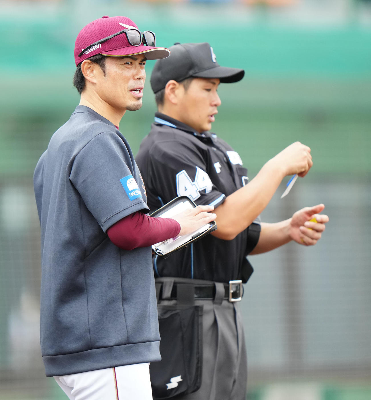 ロッテ対楽天　6回裏開始前、選手交代を告げる楽天今江監督（撮影・江口和貴）