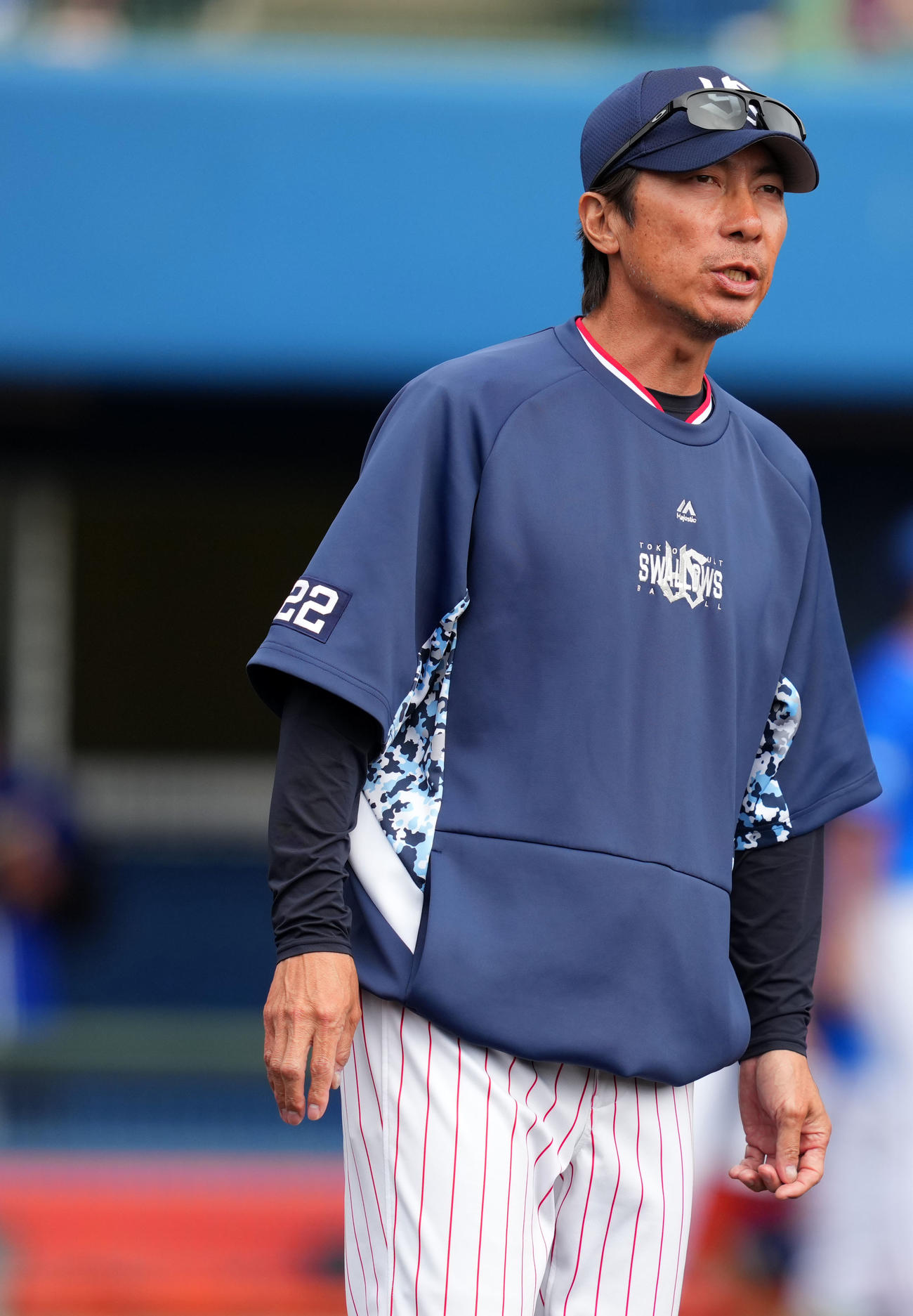 ヤクルト対DeNA　選手交代を告げるヤクルト高津監督（撮影・横山健太）