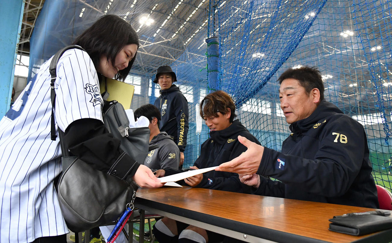 サイン会を行う中嶋監督（右）らオリックスナイン（撮影・岩下翔太）