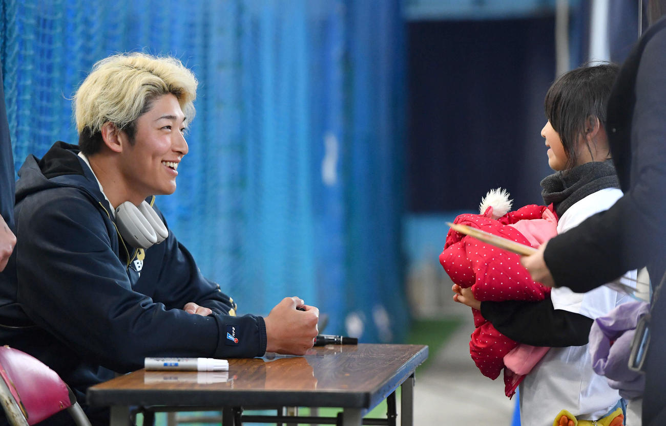 サイン会でファンの女の子と笑顔で話すオリックス山崎（撮影・岩下翔太）
