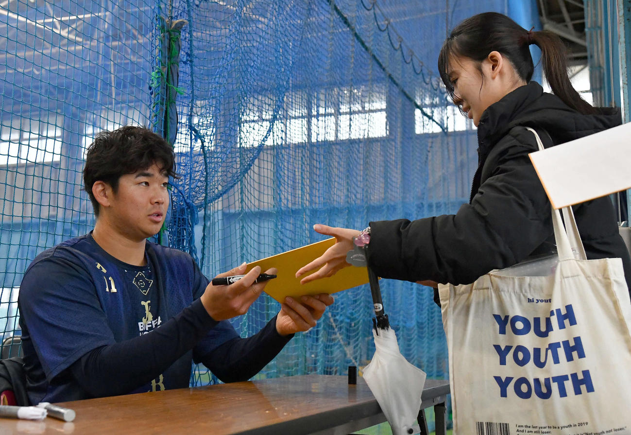 サイン会を行うオリックス山下（撮影・岩下翔太）