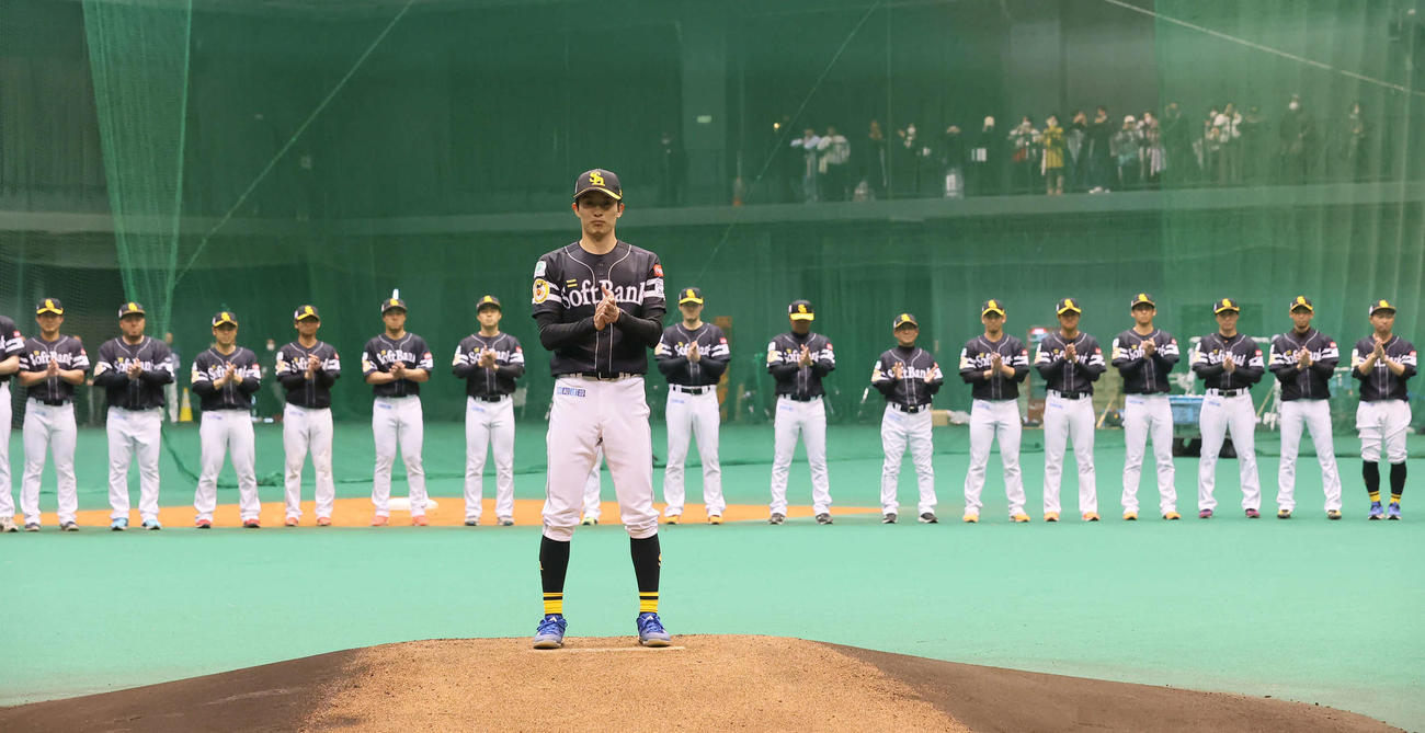 ソフトバンク春季キャンプを打ち上げあいさつする周東（撮影・冨田成美）