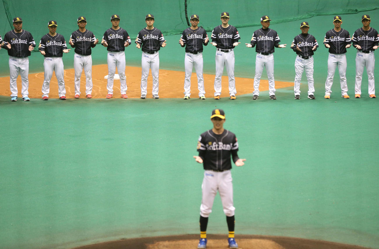 キャンプを終え手締めをする選手会長の周東とソフトバンクナイン（撮影・梅根麻紀）